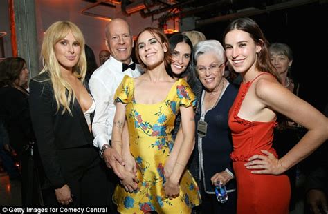 In a campaign titled together, moore and her daughters are featured wearing andie's hero suits — the amalfi. Demi Moore y Bruce Willis se reúnen en show y bromean ...