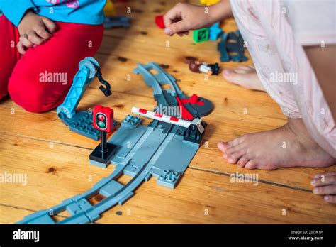 Niñas Hermanas Jugar A Los Niños Constructor Construir Ferrocarril De