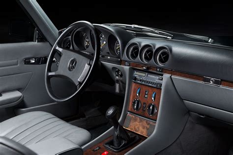 Wenn du möchtest, kannst du deine innenausstattung austauschen und sportsitze oder sitzbezüge bei deinem mercedes w107. A beautiful Mercedes-benz SL R107! | Mercedes interior ...