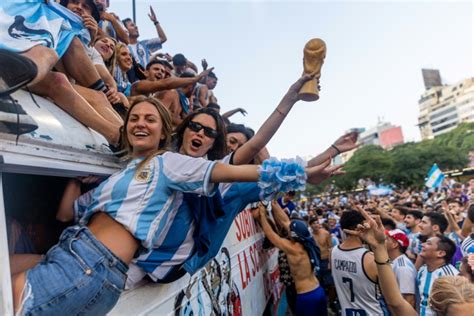 M S Fan Ticos Argentinos Se Desnudan O Se Desnudan En Topless En Una