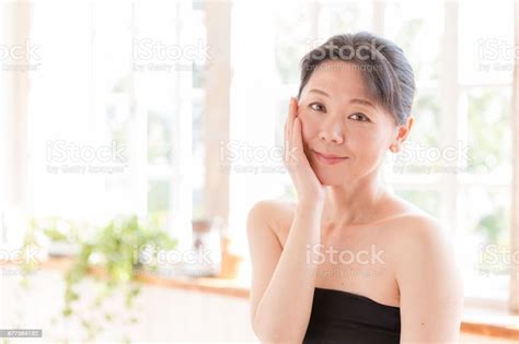 거실에 매력적인 아시아 여자 아름다움 이미지 여자에 대한 스톡 사진 및 기타 이미지 여자 피부 관리 성년 여자 Istock
