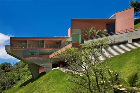 Modern house on steep slope. Sculptural Concrete House Built on a Steep Slope | Modern ...
