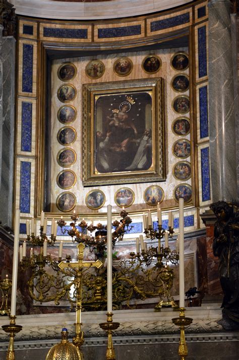 La madonna di pompei attira milioni di fedeli ogni anno: Foto Pompei: L'altare con il quadro raffigurante la Madonna all'interno della Basilica della ...