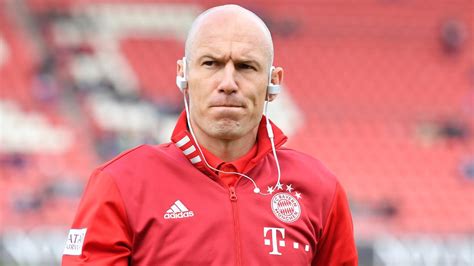 Arjen robben, 37, from netherlands fc groningen, since 2020 right winger market value: FC Bayern München: Arjen Robben verkündet sein Karriere ...