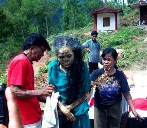 Saya rekomendasikan sebaiknya baca dahulu cerita dewasa sebelumnya : Gambar Hantu: Mayat Berjalan Pulang