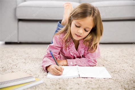 Niña Haciendo Tarea — Fotos De Stock © Ikostudio 108408344