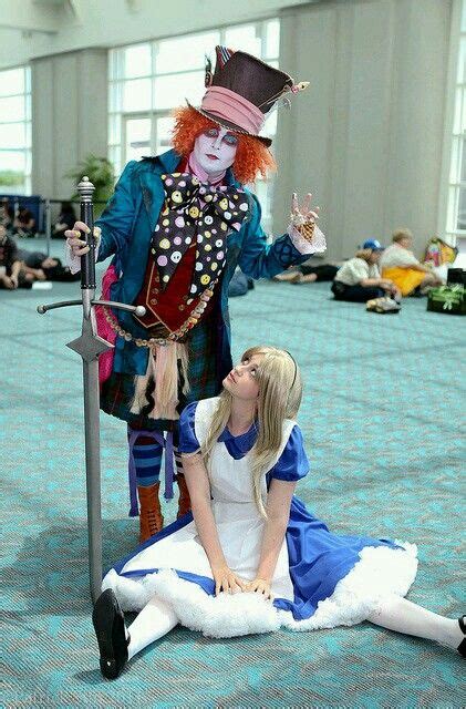 Se cree que él mismo pudo padecer alteraciones de la percepción visual que, más tarde, trasladaría a las páginas de su relato. Cosplay alicia en el pais de las maravillas | Halloween ...
