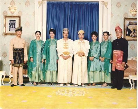 Seorang penganggur minta dibicara atas tuduhan membunuh dua beradik di kedah minggu lepas. Duli Mahkota : Kenali YTM Paduka Bonda KDYMM Sultan Mizan ...