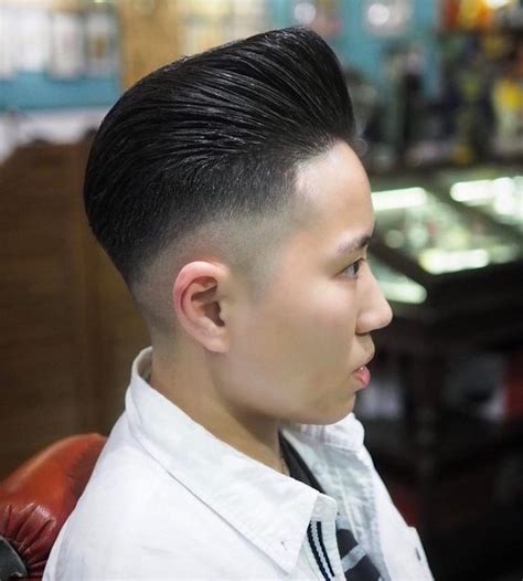 La première coupe de cheveux pour homme est un dégradé avec du volume sur le haut. Coiffure Homme Asiatique Mi Long