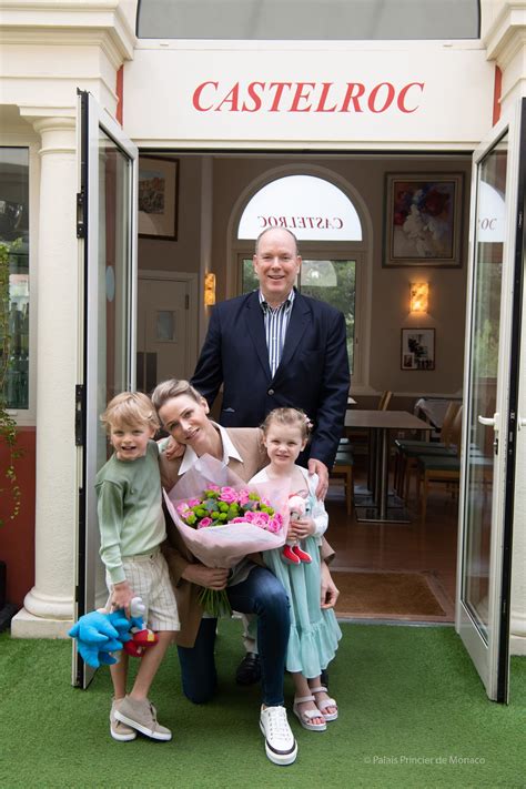 Les jumeaux assurent au balcon avec albert. Charlène de Monaco célèbre la fête des mères en famille au ...