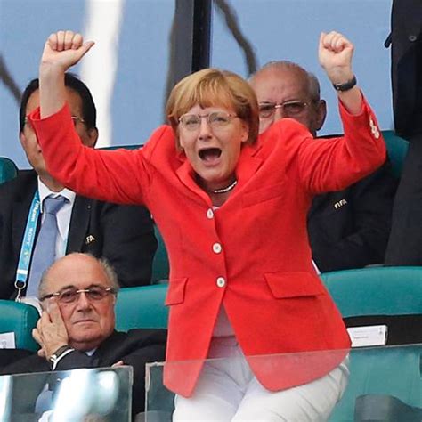 Jun 22, 2021 · beim treffen von kanzlerin angela merkel mit dem italienischen ministerpräsidenten mario draghi ging es auch um fußball. Witziges WM-Accessoire: Merkels coole "Schland"-Tasche ...