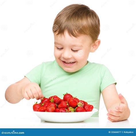 Niño Pequeño Feliz Con Las Fresas Imagen De Archivo Imagen De Recorte Delicioso 32666077