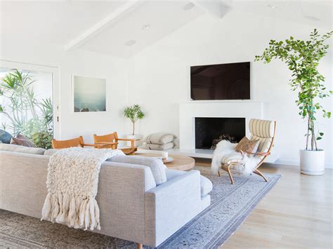 We all know that a living room is like the heart of the house. 6 Minimalist Mid-Century Modern Living Rooms - Be Inspired