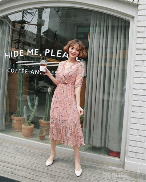 Di tangan stylist erich al amin, ayu tampil penuh pesona bak abg. 7 Inspirasi Floral Dress ala Korea, Cocok Dipakai Berlibur ke Pantai