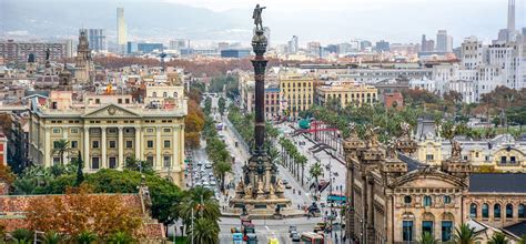 Bustling markets, tree lined blocks, and fantastical architecture cozy up to one another in this dreamy mediterranean beach town. Espagne : Voyage Barcelone | Séjours et Circuits sur mesure