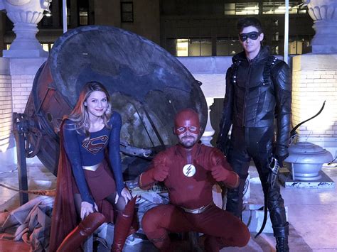 Elseworlds Heróis Se Encontram No Batsinal Em Foto Do Crossover Das