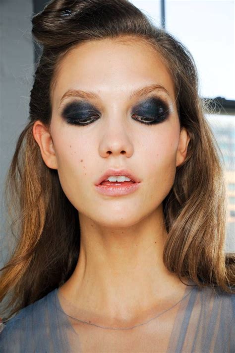 Karlie Kloss Catwalk Cv Dramatic Eye Makeup Beautiful Makeup Hair