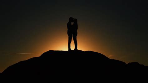 Download Wallpaper 2048x1152 Couple Kiss Silhouettes Love Night