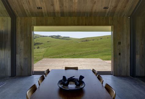 Gorgeous Guest House With Operable Panels Enchants With Magical Views