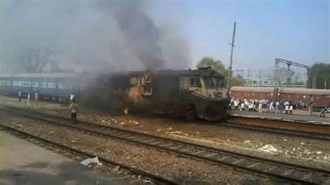 Train Running From Kolkata To Mumbai Catches Fire Creates Panic Among