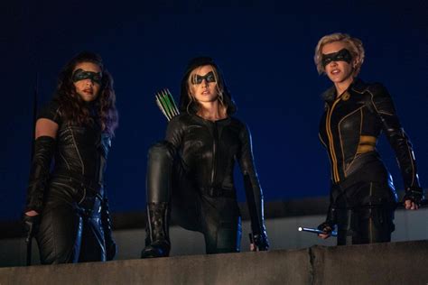 Arrow Green Arrow And The Canaries Spinoff Pick It Up The Cw