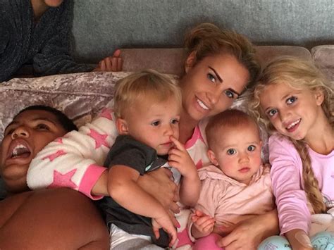 After a flurry of tabloid rumours, katie price has confirmed that her two children with peter andre, princess and junior, are now living with their dad. Wie gemütlich: Katie Price kuschelt mit ihren 5 Kids ...