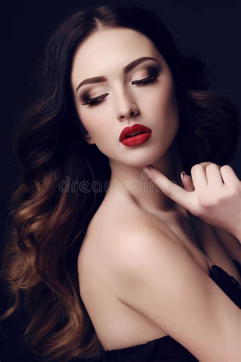 Mujer Atractiva Hermosa Con El Pelo Oscuro Y El Maquillaje Brillante Imagen De Archivo Imagen