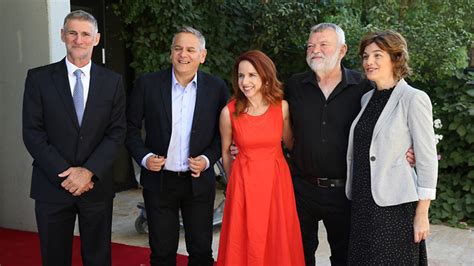 חקי חיון , כאשר ביבי נתניהו האידיוט שם את תמונתו של אחמד טיבי בין ציפי לבני לבין ב'וזי הרצוג אז כן היה לכם טוב עם זה אולם כאשר עושים זאת לביבי האידיוט ולימין אז לא טוב לכם עם זה. מצעד ההמלצות נגמר: ריבלין זימן את נתניהו וגנץ