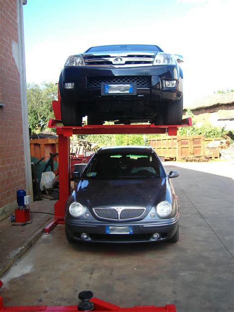 Oppure per un privato che vuole risolvere il problema del parcheggio della seconda auto, senza dover acquistare un nuovo box o buttare giù una parete per allargare quello esistente. Sollevatore auto per box