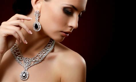 10 tips for expertly styling and wearing jewelry estilo tendances