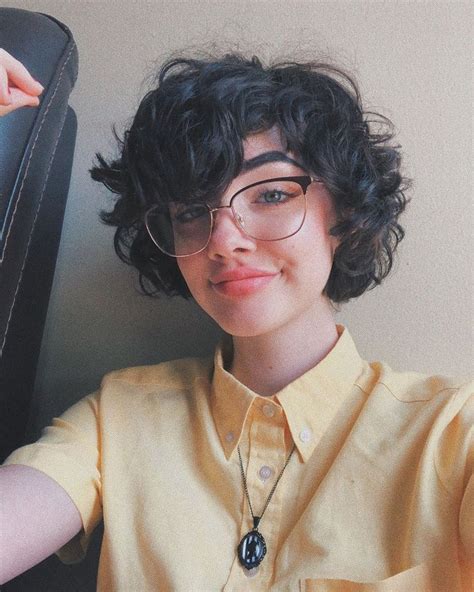 Androgynous hair is all about abandoning classical feminine looks and opting for more creative, empowering, and edgy alternatives. 𝚛𝚊𝚒𝚗𝚋𝚘𝚠 𝚛𝚘𝚘𝚖 ♡ on Instagram: "kinda getting mike wheeler ...