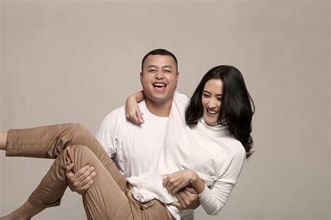 Walaupun sudah adzan magrib, tim kami dan calon pengantin masih semangat. 10 Inspirasi Prewedding Konsep Simpel Sambil Mengenakan Baju Kaos. Kalau Bisa Nyaman, Kenapa ...