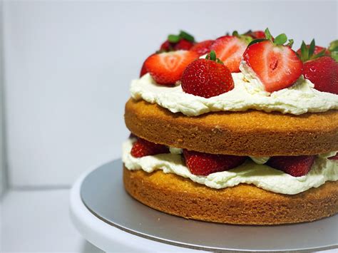 Classic Victoria Sponge Cake Bake With Bakabee