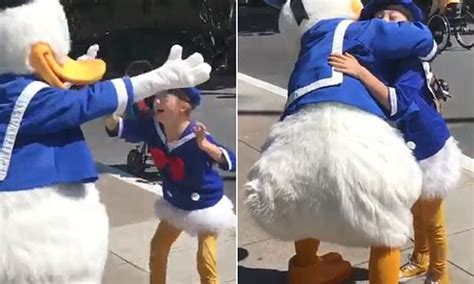 Heartwarming Video Shows Texas Donald Duck Fan 9 Greeting His Cartoon