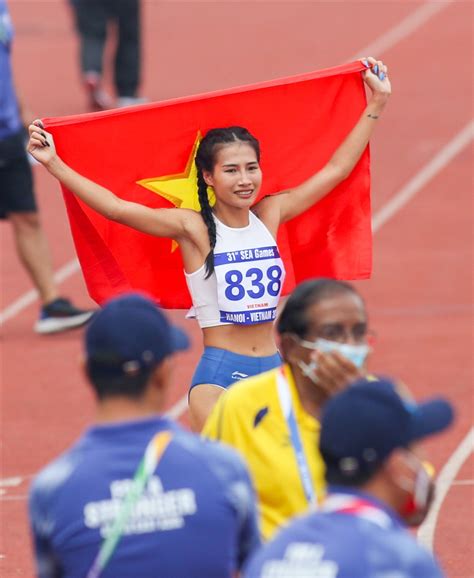 Khuất Phương Anh oà khóc cùng mẹ sau khi giành HCV SEA Games