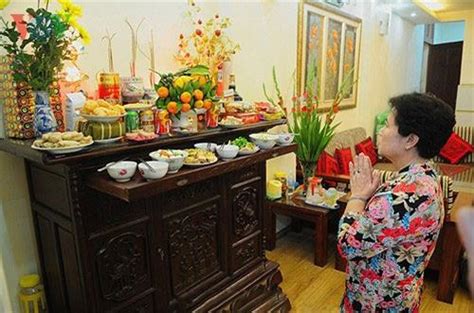 Cúng tết nguyên đán bao gồm cúng tổ tiên và cúng thần linh, cả 2 hiện nay lưu truyền rất nhiều bài văn khấn mùng 1 tết. Bài Văn khấn cúng thần Tài ngày mùng 1 Tết Nguyên Đán năm 2019 | Phụ Nữ Sức Khỏe