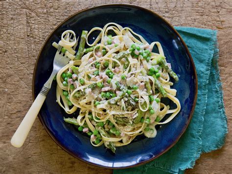 Cover and bring to low boil for 10 minutes. Creamy Ham and Pasta with Asparagus and Peas