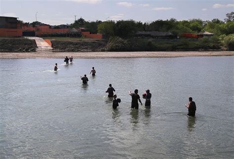 La Osadía De Indocumentados De Cruzar El Río Bravo ¡a Plena Luz Del Día