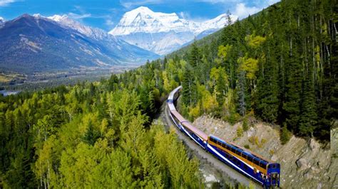 El Tren Que Se Adentra En Las Montañas Rocosas De Canadá