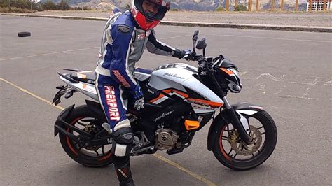 Como tocar rodilla en moto pulsar ns 200 - YouTube