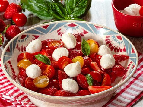 Salade De Fraises Tomates Cerises Et Petites Boules De Mozzarella