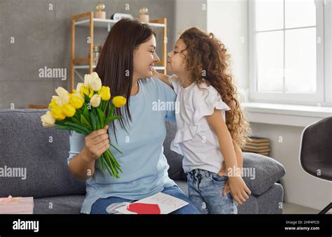 Feliz Mamá Besa A La Hija Pequeña Y Le Agradece Por Regalos Y Flores