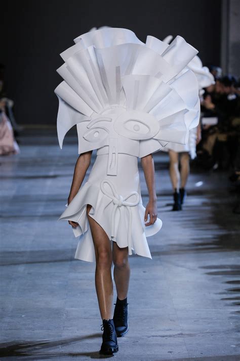 Viktor Rolf Haute Couture Collection Spring Summer 2016 Performance