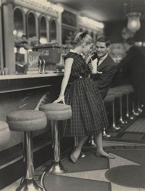 teenagers on a date in the 1950s modestil 50er jahre mode 50 jahre kleider