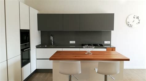 Idee cucine moderne con bianco e legno. Cucina Laccata Bianco e Grigio con Isola e Parete Colonne ...