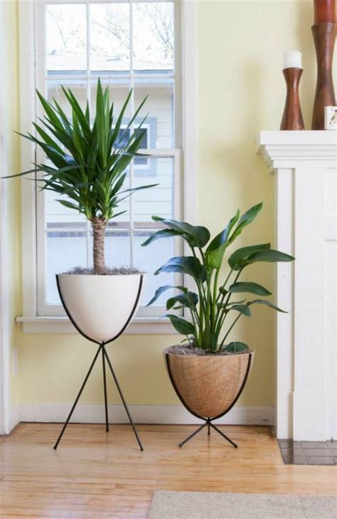 Our selection of outdoor planters and pots keep outdoor spaces looking fresh & vibrant. HOME DESIGNING: 42 Unique, Decorative Plant Stands For ...