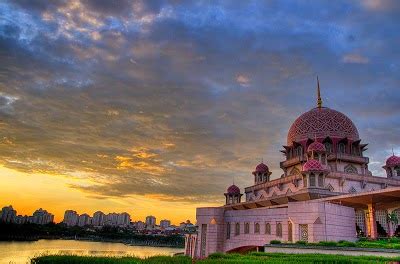 Perkara 3, perlembagaan persekutuan menyatakan bahawa ugama islam ialah ugama bagi persekutuan; Pencapaian Tamadun Islam Di Malaysia: PENGARUH ISLAM DALAM ...