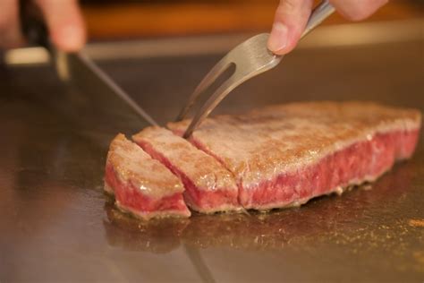 ステーキのレアはなんで食べても大丈夫なの？中が赤身で生の牛肉でも食べている人がいる理由は？