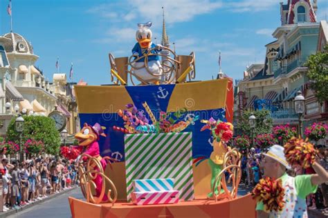 Donald Duck In Mickey And Minnie S Surprise Celebration Parade On