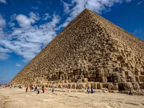 photo great pyramid of giza also known as pyramid of khufu great pyramid of giza egypt